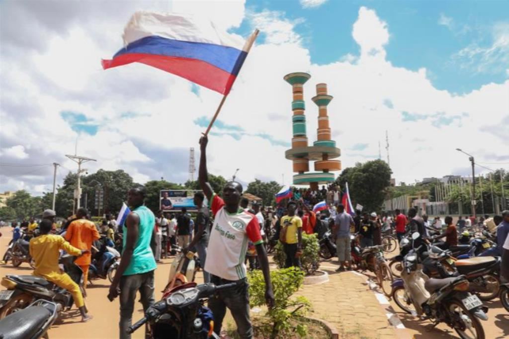 Bandiere russe sventolate dopo il golpe in Burkina Faso