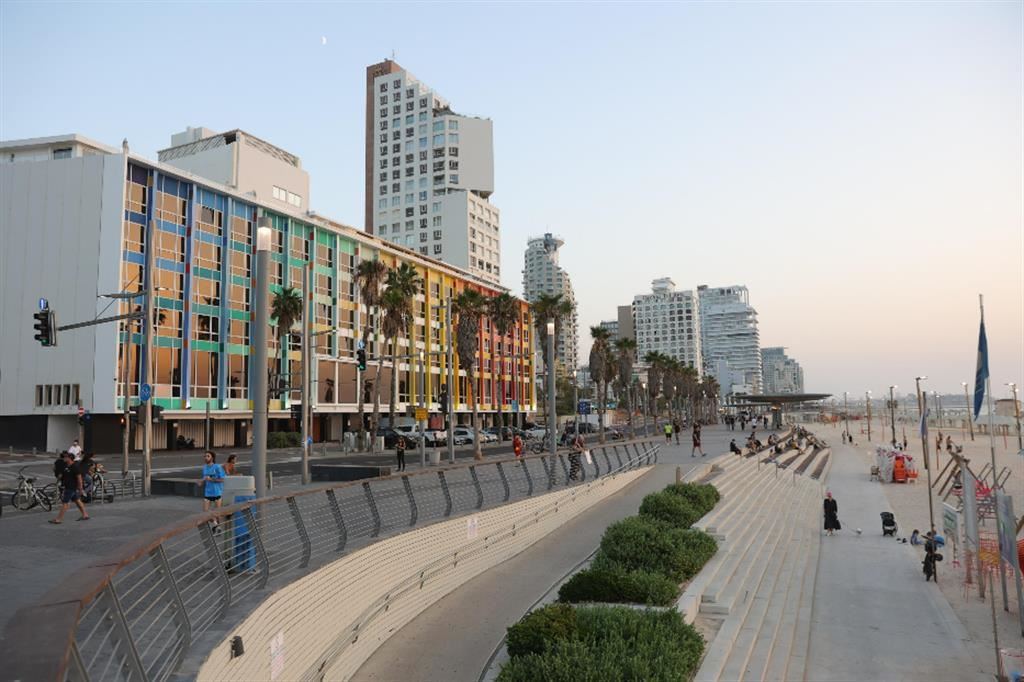 La spiaggia e il lungomare deserti a Tel Aviv