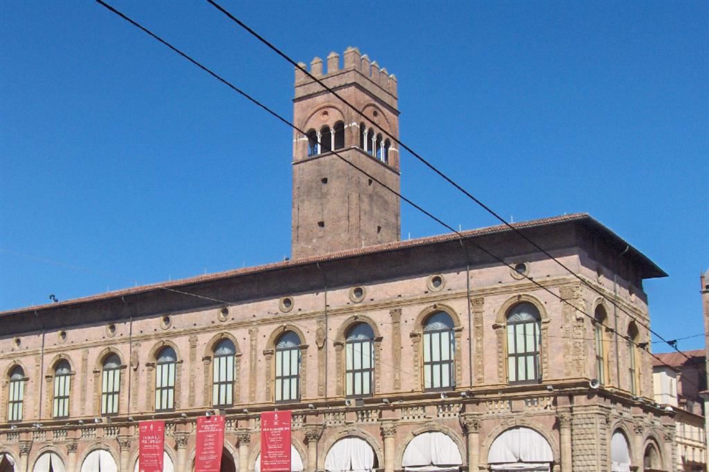 La Torre dell'Arengo, a Bologna, dalla quale, domani, verranno suonati 600 rintocchi a ricordare i migranti morti il 15 giugno scorso