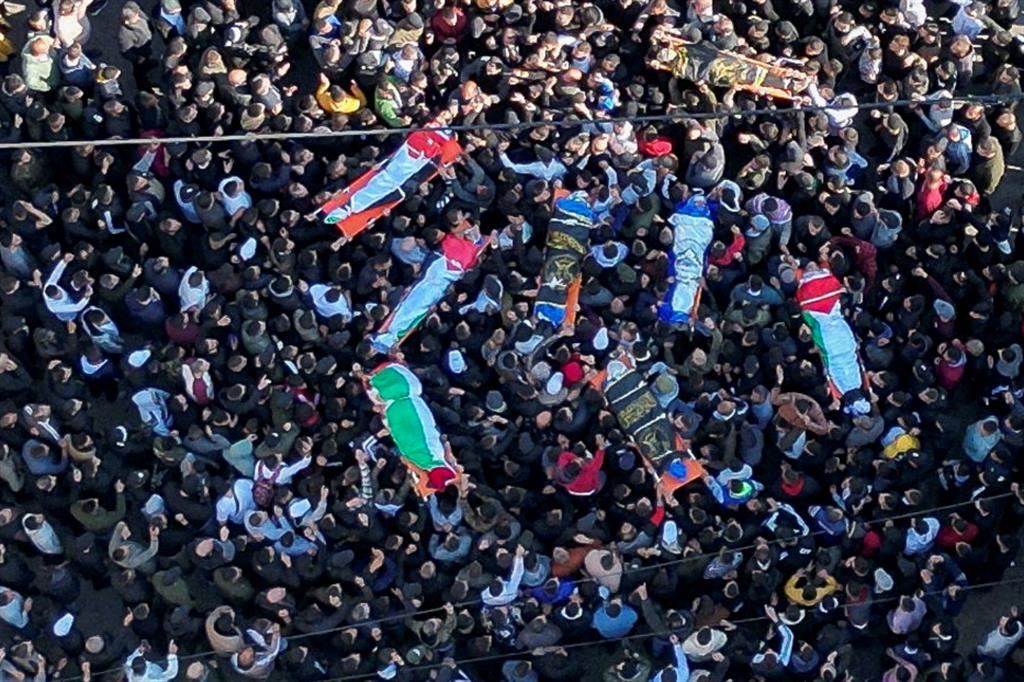 Folla a Jenin per i funerali dei palestinesi morti nel conflitto con l’esercito israeliano. Due erano civili