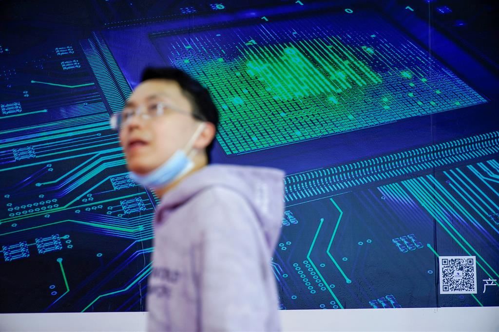 Un uomo in visita a Semicon, la fiera dei semiconduttori a Shanghai