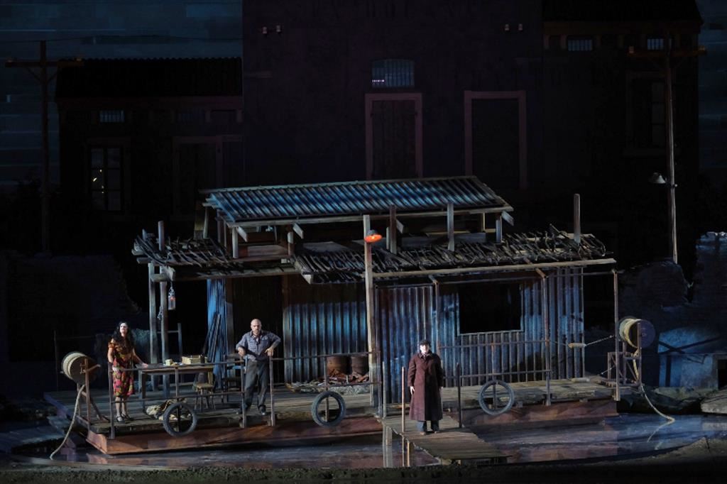 All’Arena di Verona il “Rigoletto” di Giuseppe Verdi ambientato lungo il Po negli anni Cinquanta Il terzo atto con l’aria “La donna è mobile” si svolge su una casazattera