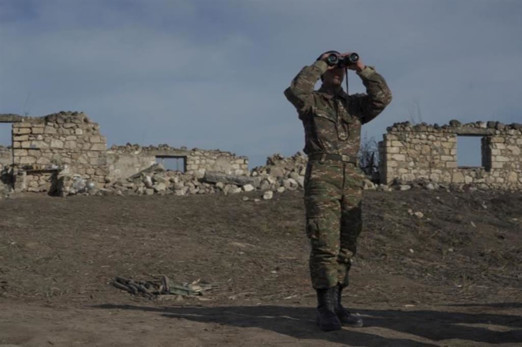 Soldato armeno sulla linea del fronte a Taghavard in Nagorno-Karabakh