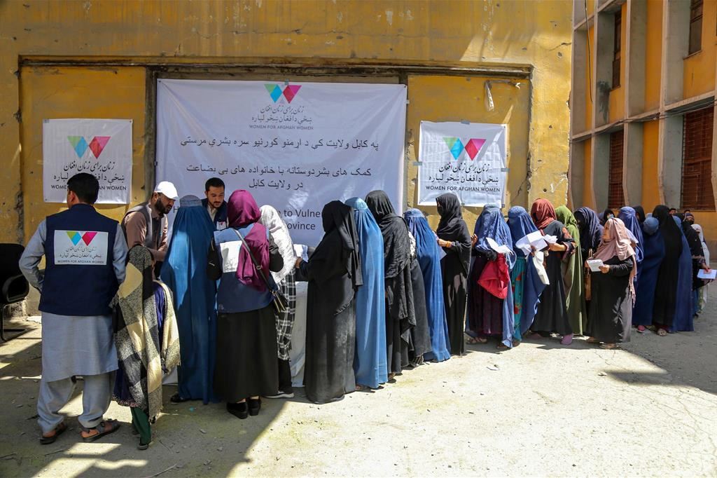 Donne in fila a Kabul per la distribuzione degli aiuti alimentari