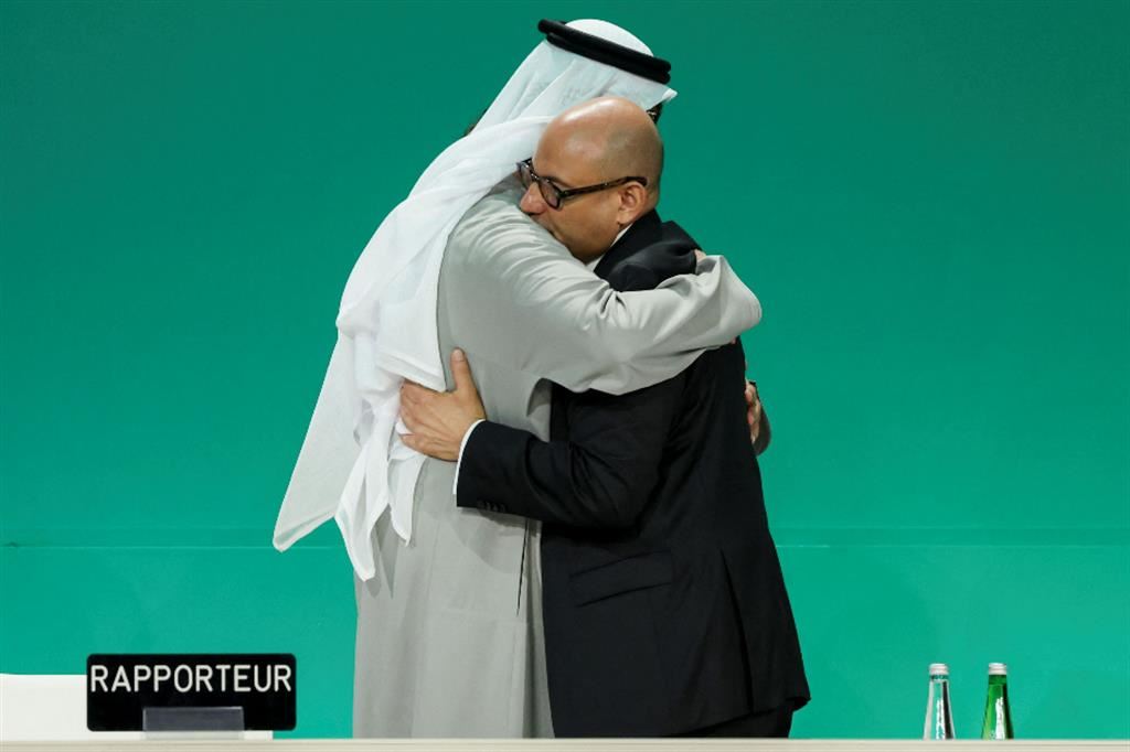 L'abbraccio tra il presidente del vertice, Ahmed al-Jaber, e il segretario esecutivo dell'Unfccc, Simon Stiell
