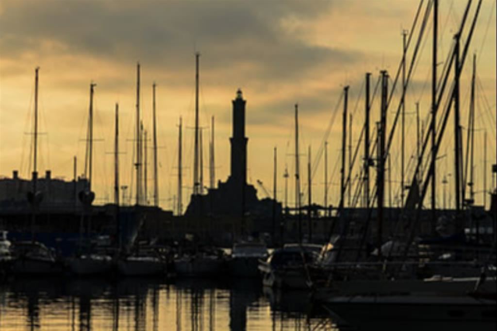 La Lanterna, simbolo di Genova, vista dal porto antico