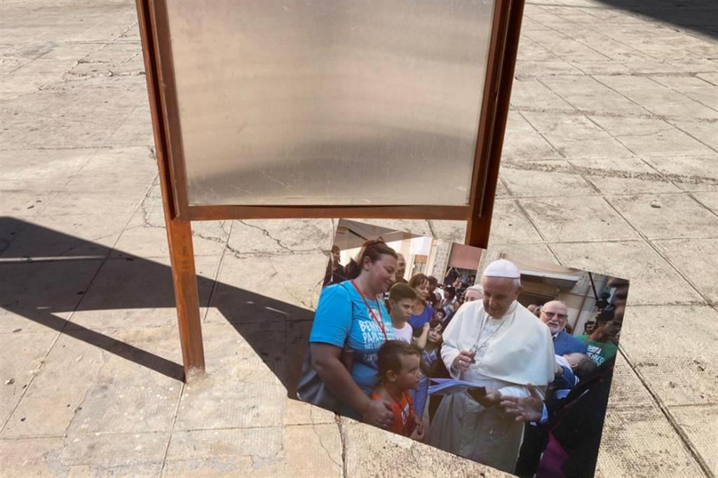 La foto di papa Francesco attaccata dai vandali nella piazzetta Beato Padre Pino Puglisi a Palermo