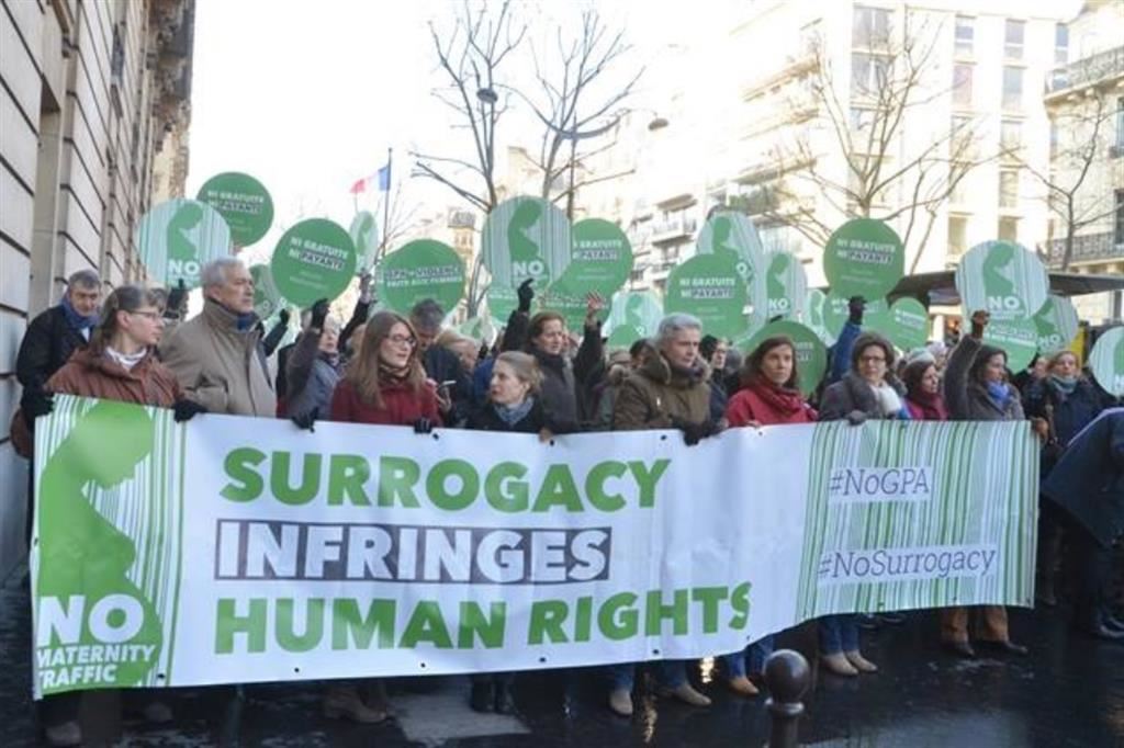 Manifestazione in Francia contro la maternità surrogata
