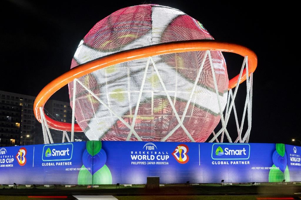 Un pallone da basket gigante a Pasay nelle Filippine, una delle sedi del Mondiale