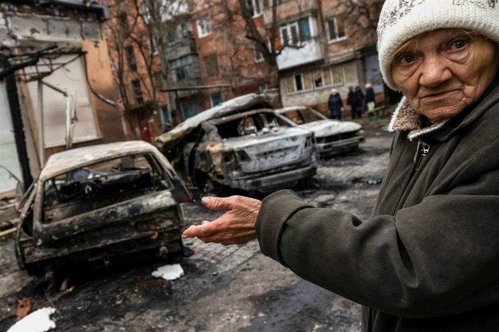 Una donna mostra a Kherson ciò che resta dopo uno degli attacchi russi quotidiani