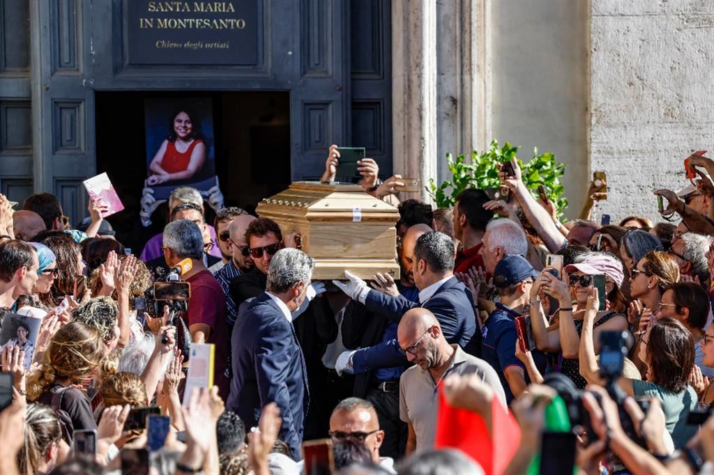 Il feretro di Michela Murgia viene portato fuori da Santa Maria in Montesanto, la chiesa degli artisti, al termine della celebrazione funebre