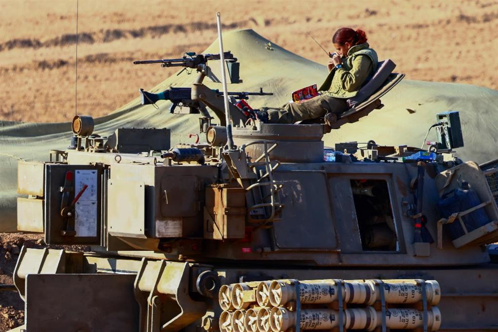 Un mezzo corazzato israeliano schierato al confine con la Striscia di Gaza