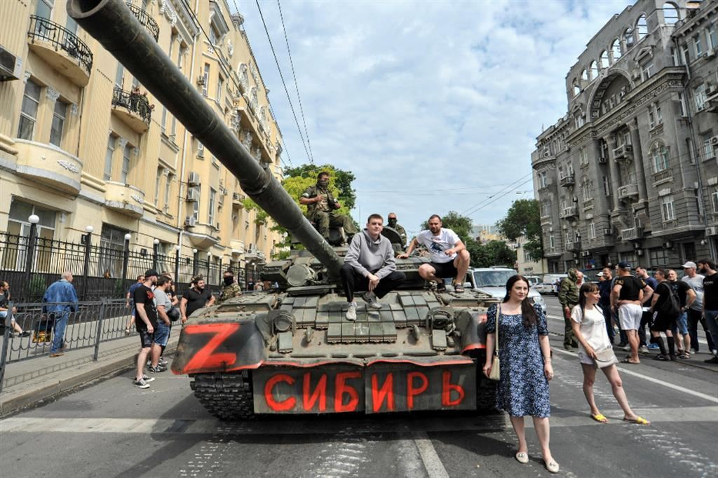 Civili si fanno fotografare sopra e davanti a un carro armato della Wagner su cui è scritto "Siberia", stamani a Rostov sul Don. Ci sono anche molte foto, che non pubblichiamo, di bambini sorridenti sopra il carro armato dei miliziani estremisti ribelli che Putin ha dichiarato "traditori"