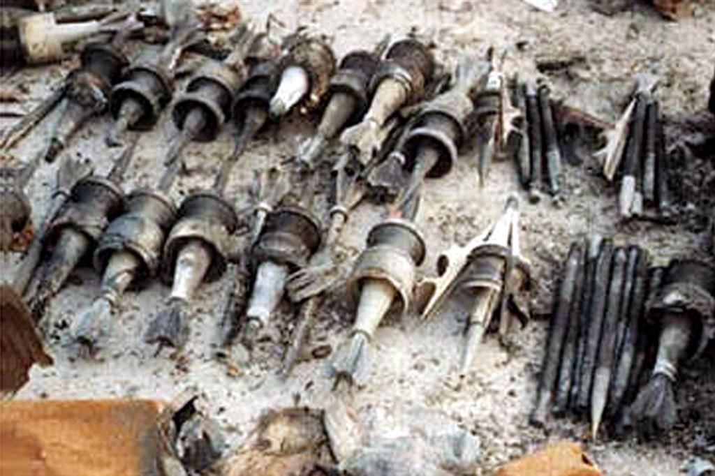 Proiettili all'uranio impoverito raccolti dopo essere stati usati dall'esercito degli Stati Uniti nella seconda Guerra del Golfo. Furono usate anche granate al fosforo bianco, che colpirono anche civili indifesi, come a Falluja
