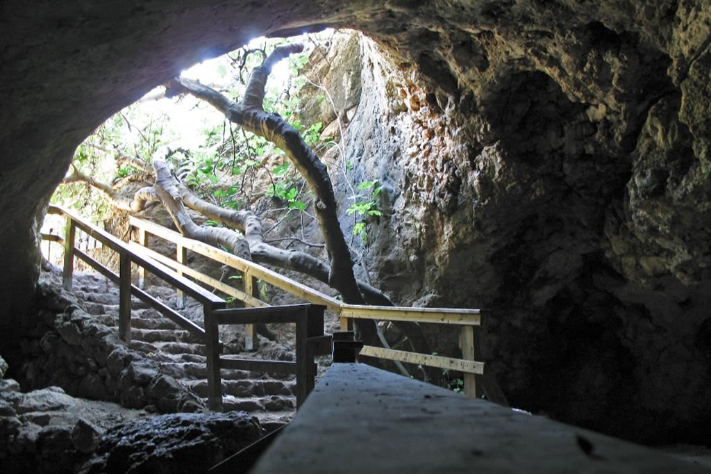 L'ingresso della grotta di Te'omim, a circa 30 km da Gerusalemme