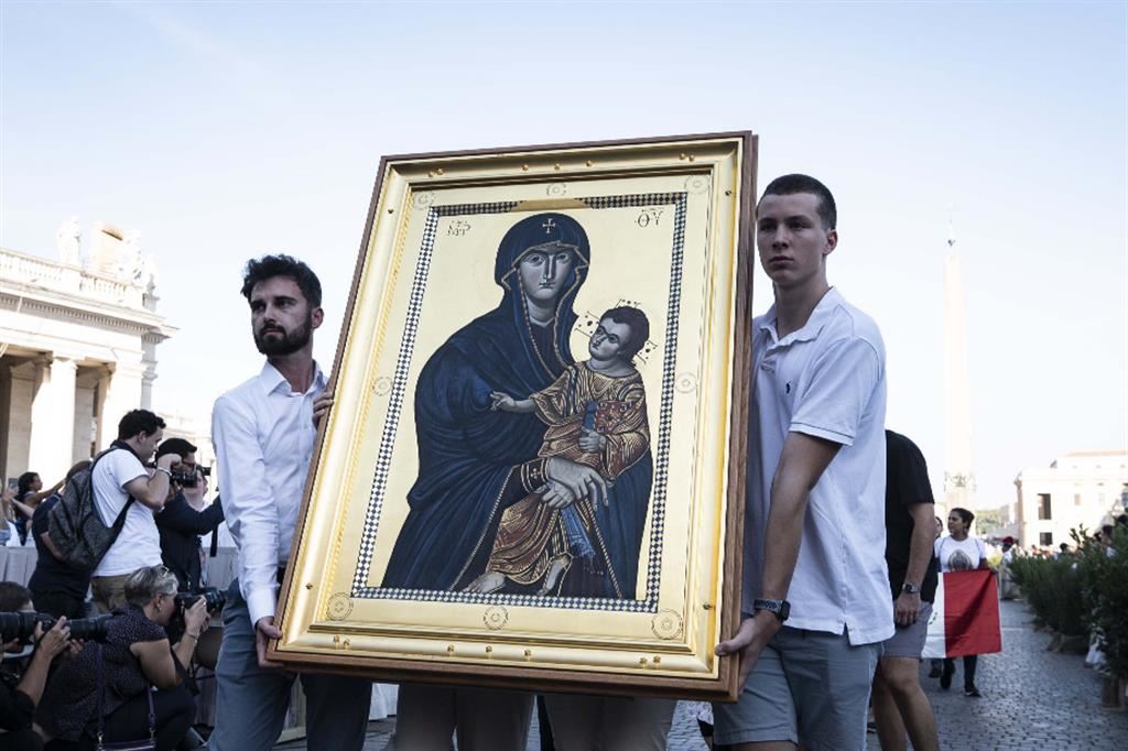 Giovani portano in processione l’immagine della Vergine con il Bambino all’inizio della Veglia di preghiera ecumenica