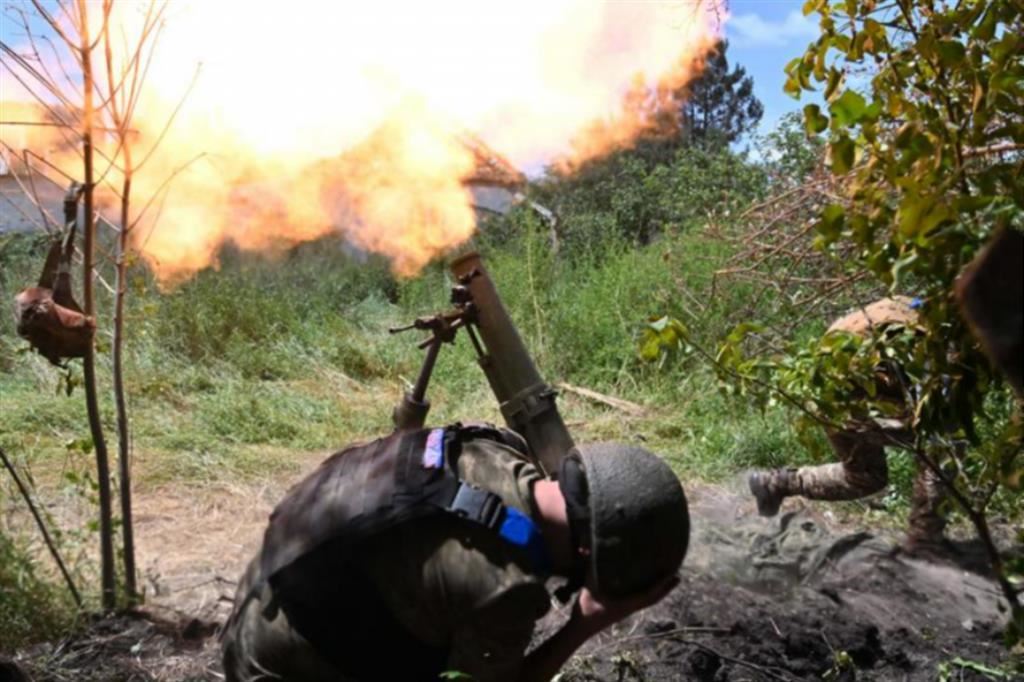 Postazione di mortai da 120 millimetri ucraina a ridosso del fronte russo nel villaggio liberato di Storozheve nel Donetsk