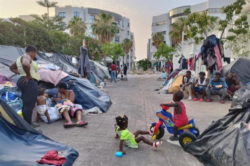 In cerca di futuro. Migranti accampati fuori della sede dell'Oim a Tunisi