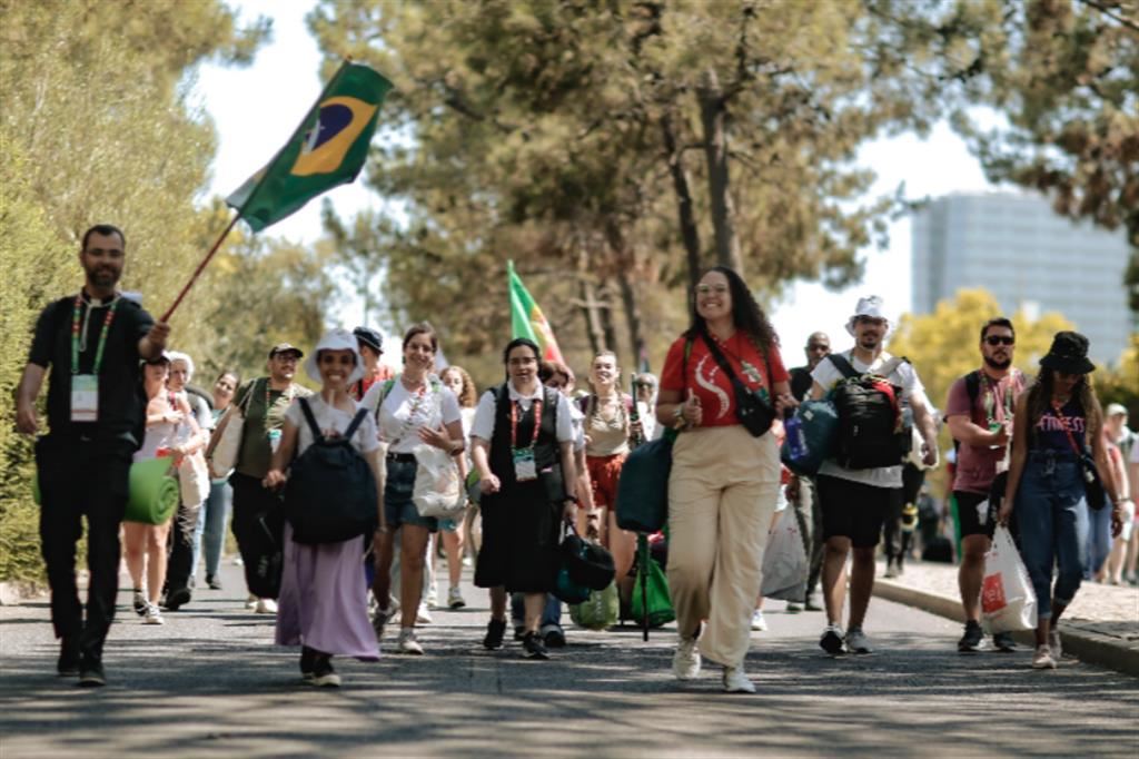 I giovani in marcia verso il Campo della grazia a Lisbona per la Gmg