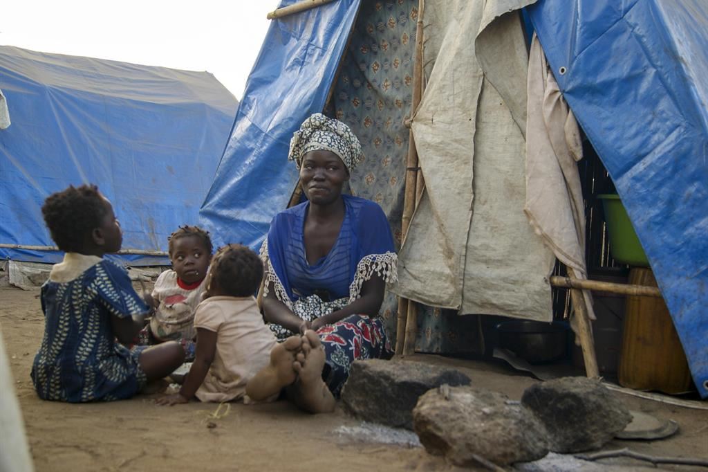 Sfollati per le violenze in un campo profughi a Metuge, nella provincia mozambicana settentrionale di Cabo Delgado