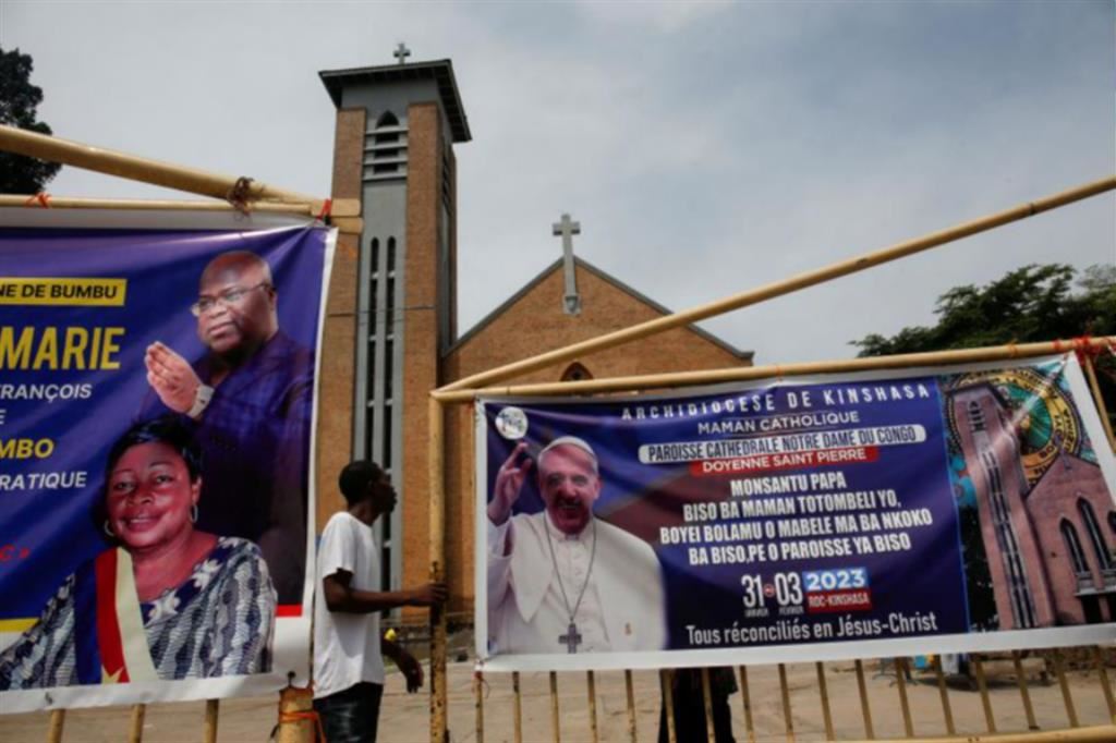 A Kinshasa, capitale della Repubblica democratica del Congo, gli striscioni di benvenuto a papa Francesco