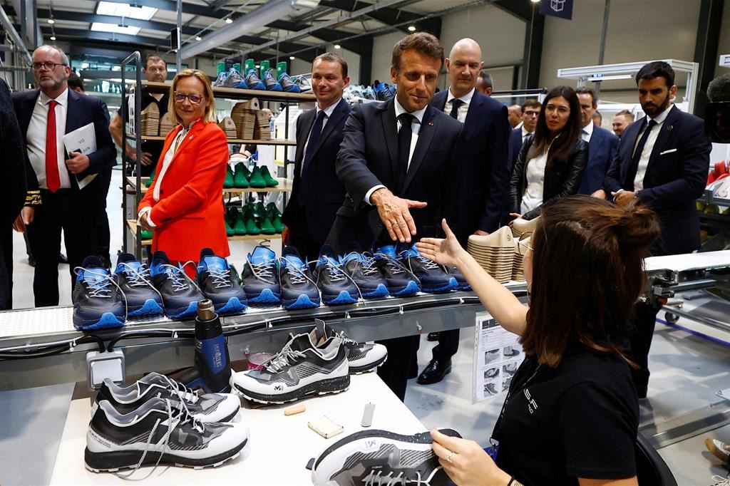 Il presidente francese Emmanuel Macron visita una fabbrica di scarpe
