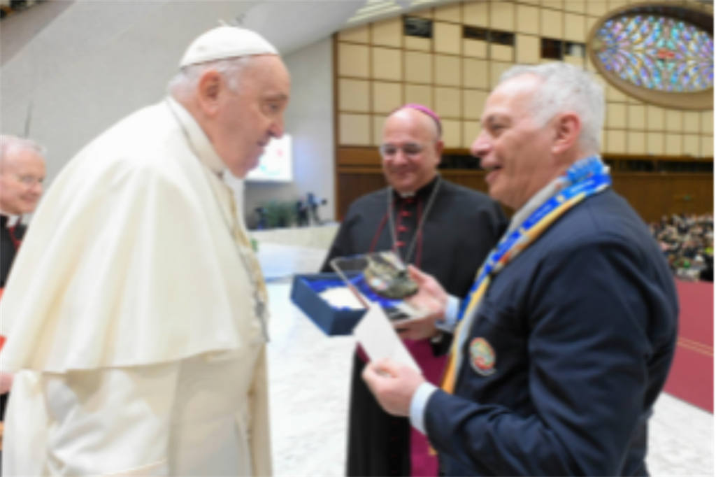 Il Papa con il presidente Unitalsi Palese e l'arcivescovo Pennacchio