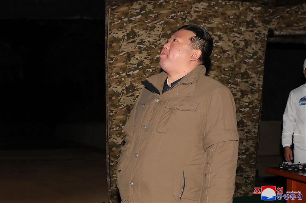 Kim Jong-un ha assistito il 21 novembre al lancio del missile che ha messo in orbita il satellite Malligyong-1