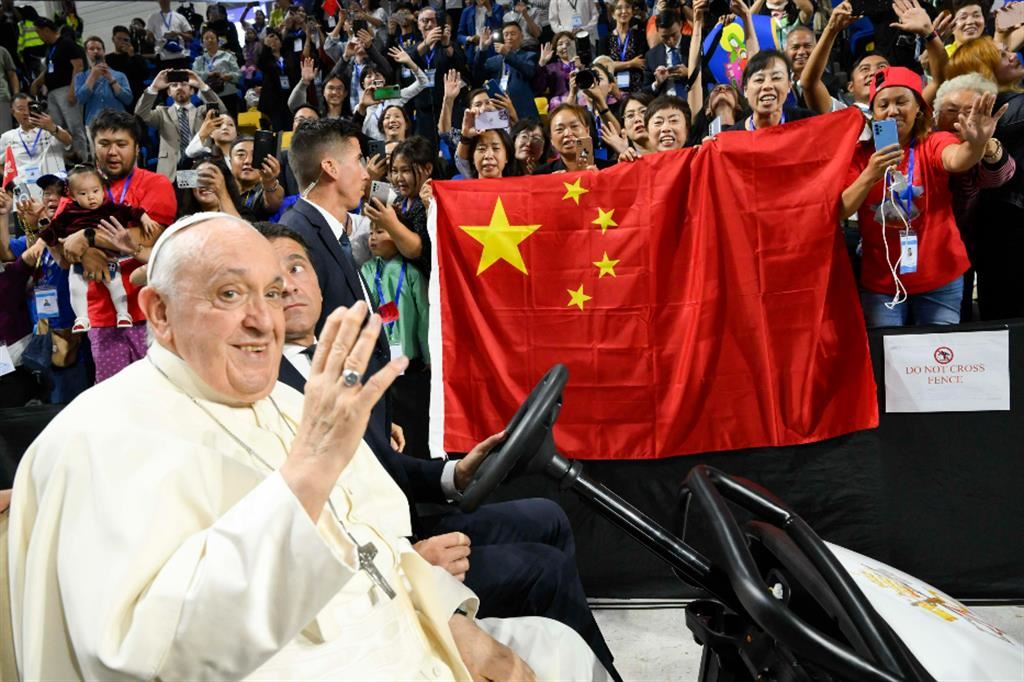 Papa Francesco saluta un gruppo di fedeli arrivato dalla Cina in Mongolia