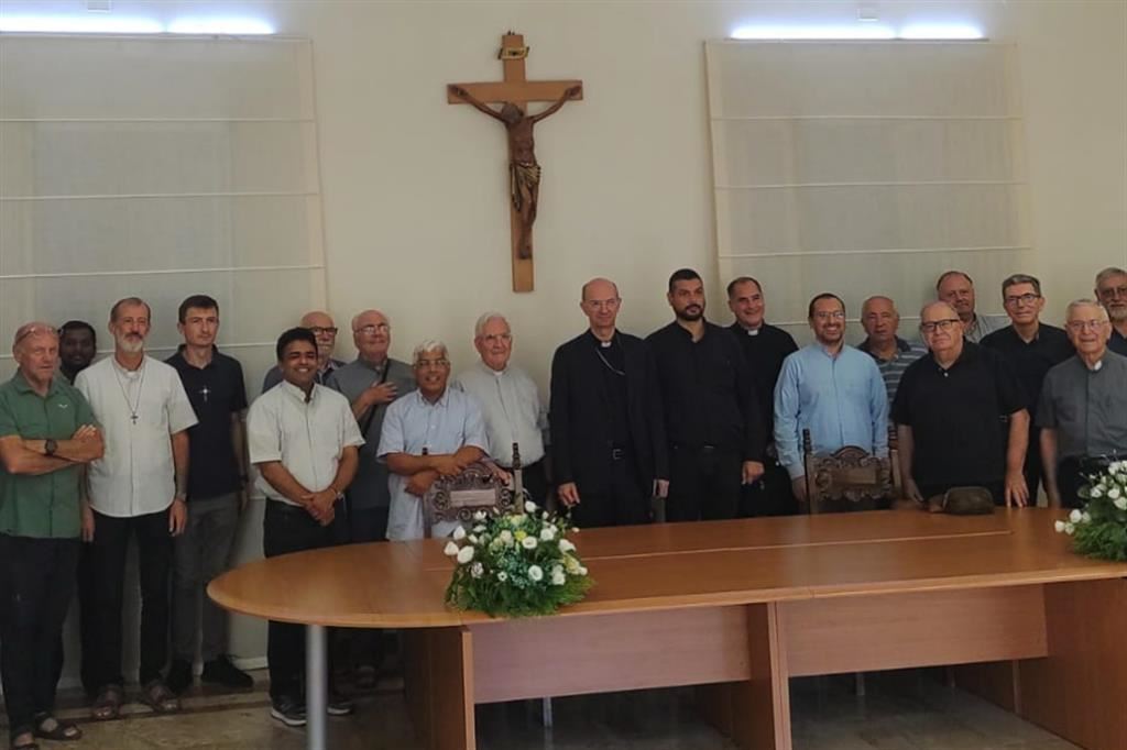 Il Papa ieri ha nominato monsignor Stefano Russo vescovo di Frascati. Qui è  con il clero di Velletri-Segni