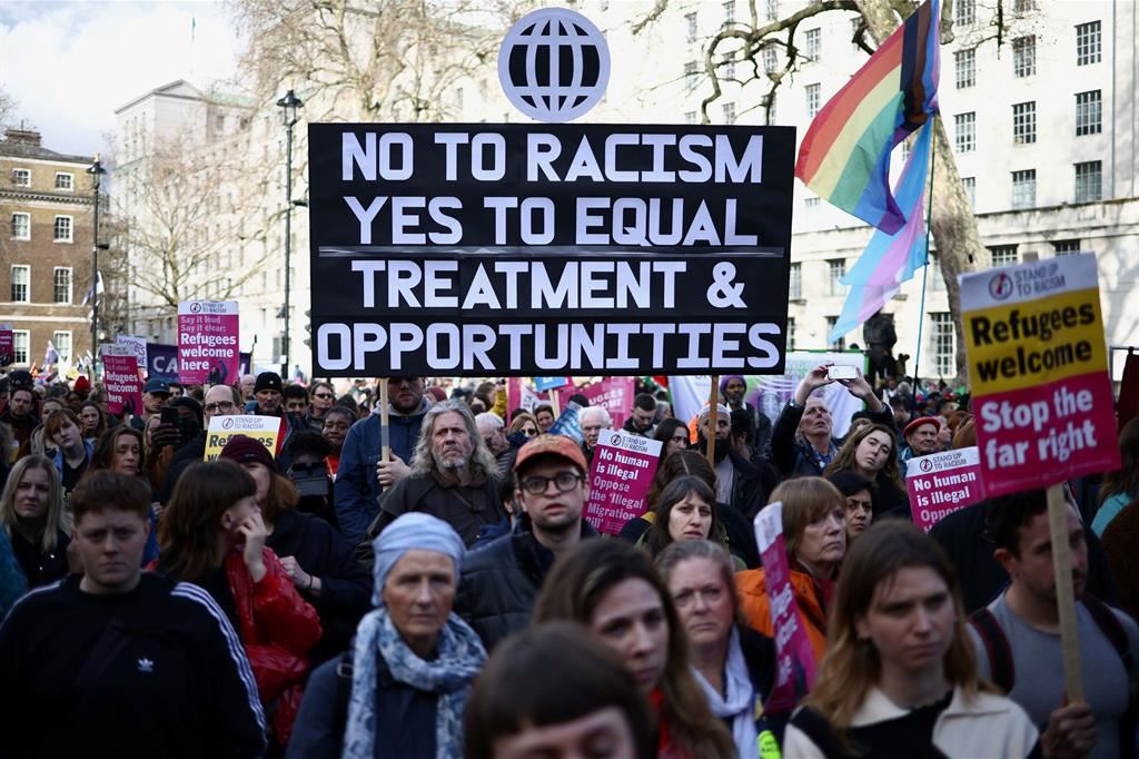 Londra, manifestazioni di protesta contro i provvedimenti del governo conservatore che limitano i diritti dei profughi