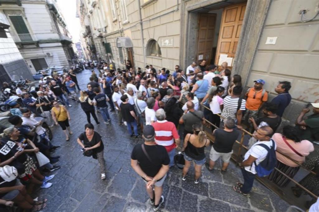 La fila all'esterno della sede del Comune di Napoli ieri