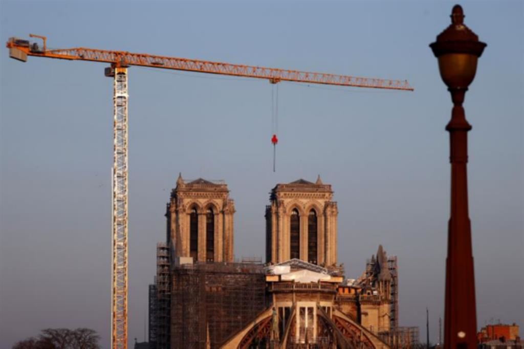 Il cantiere per il ripristino della cattedrale di Notre Dame a Parigi. La riapertura è prevista per l’8 dicembre 2024