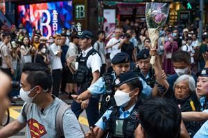 A Hong Kong raffica di arresti nell'anniversario di Tienanmen: anche nonna Wong