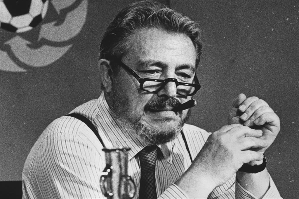 Lo scrittore e giornalista sportivo Gianni Brera (1919-1992)