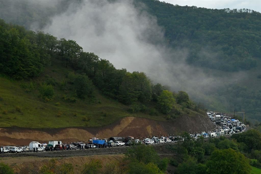 La fila dei veicoli della gente in fuga dal Nagorno-Karabakh al confine con l'Armenia