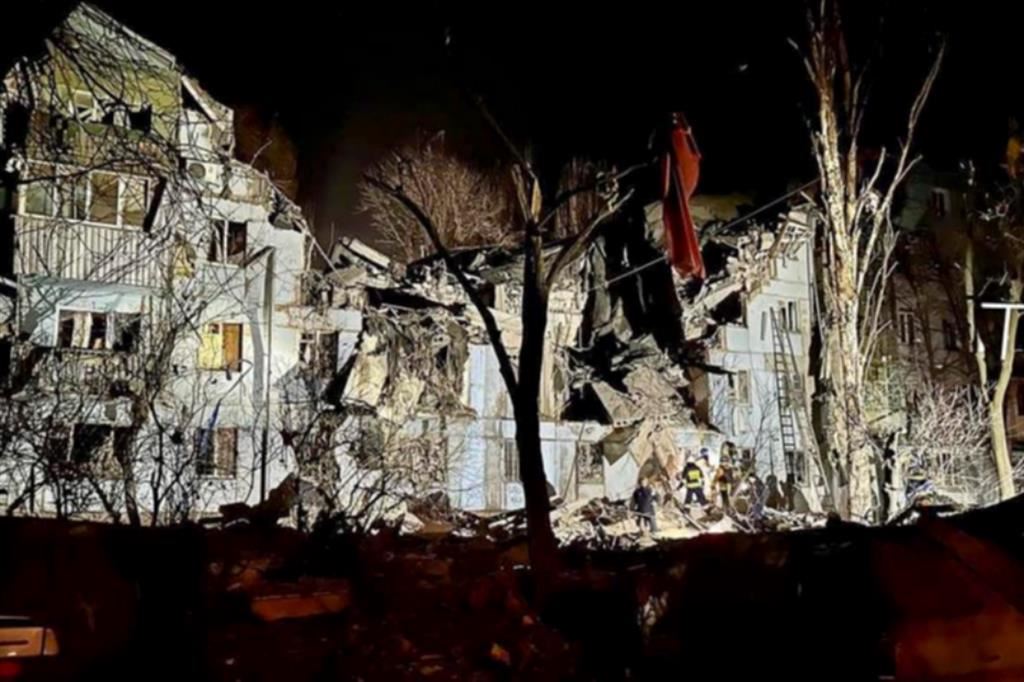 Edifici bombardati nella notte in Ucraina