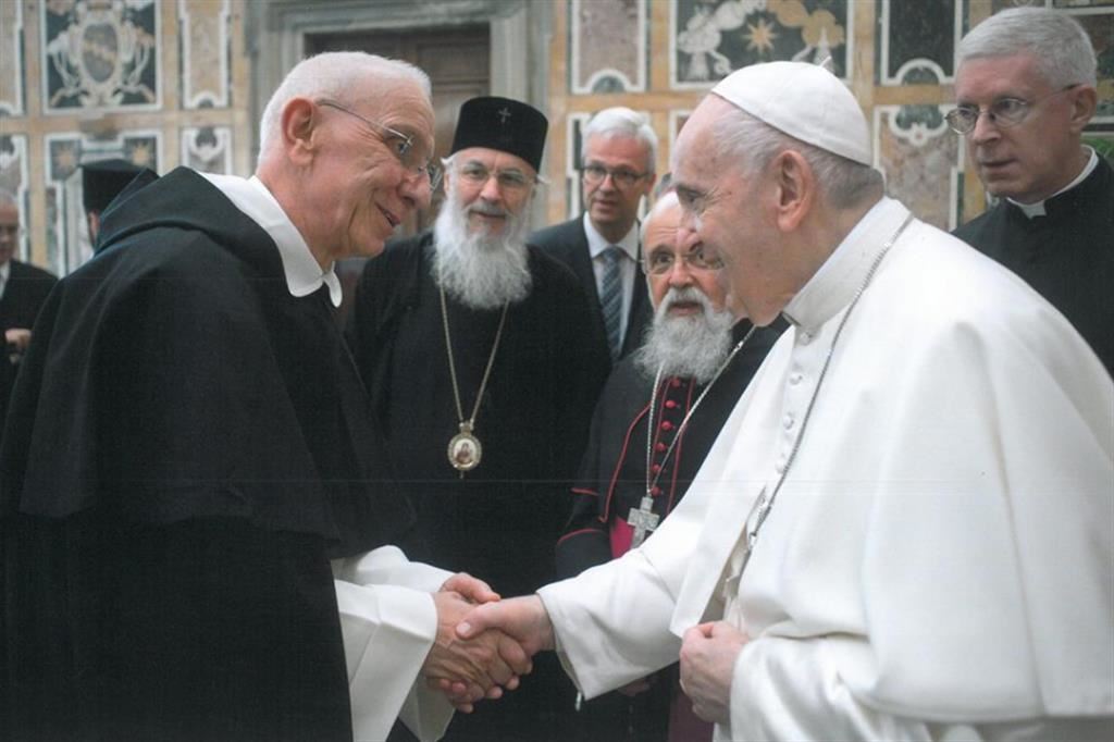 Un incontro nella Sala Clementina in Vaticano tra padre Paolo Garuti e papa Francesco