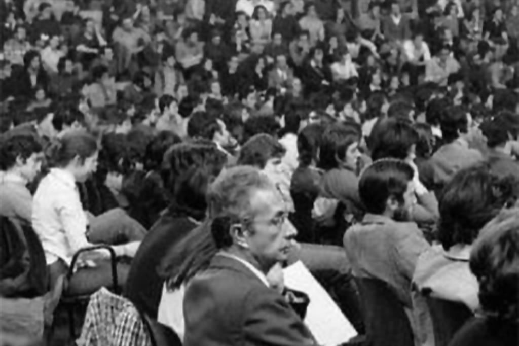 Aldo Moro tra il pubblico del Palalido al primo incontro pubblico di Cl il 31 marzo 1973
