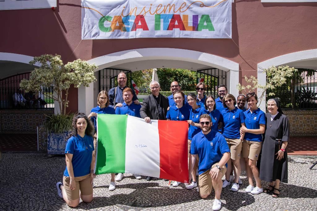 I giovani italiani con la bandiera firmata da Mattarella.