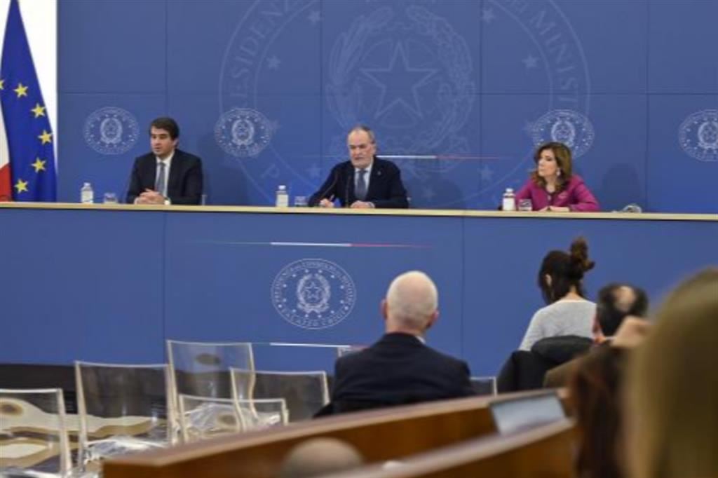 Da sinistra a destra: i ministri Fitto, Calderoli e Casellati ieri in conferenza stampa