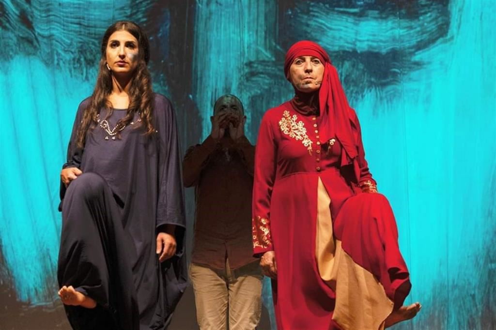 Valeria Collina, a destra nella foto, durante una delle rappresentazioni teatrali messe in scena a Bologna, frutto del percorso di deradicalizzazione fatto in questi anni