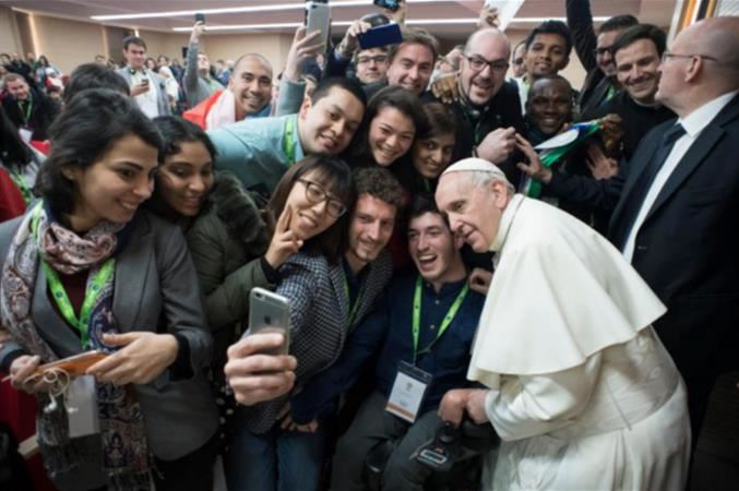 Il Papa ai giovani: siate speranza per tanti coetanei 