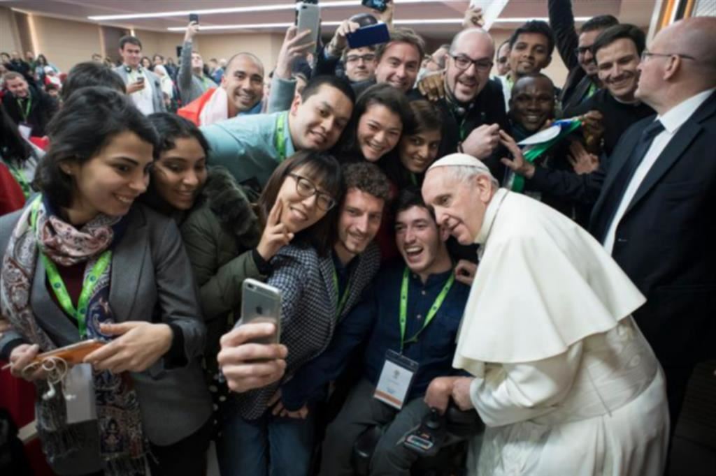 Un selfie di papa Francesco tra i giovani