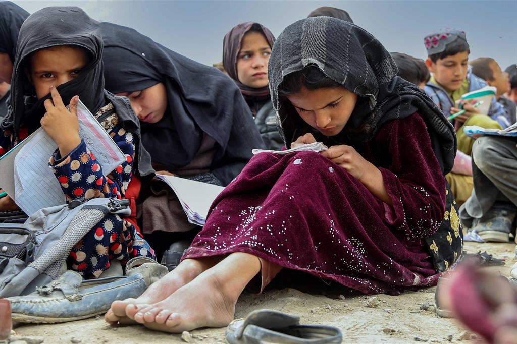Bambine a scuola all'aperto nella zona di Kabul per sfuggire al divieto imposto dai taleban