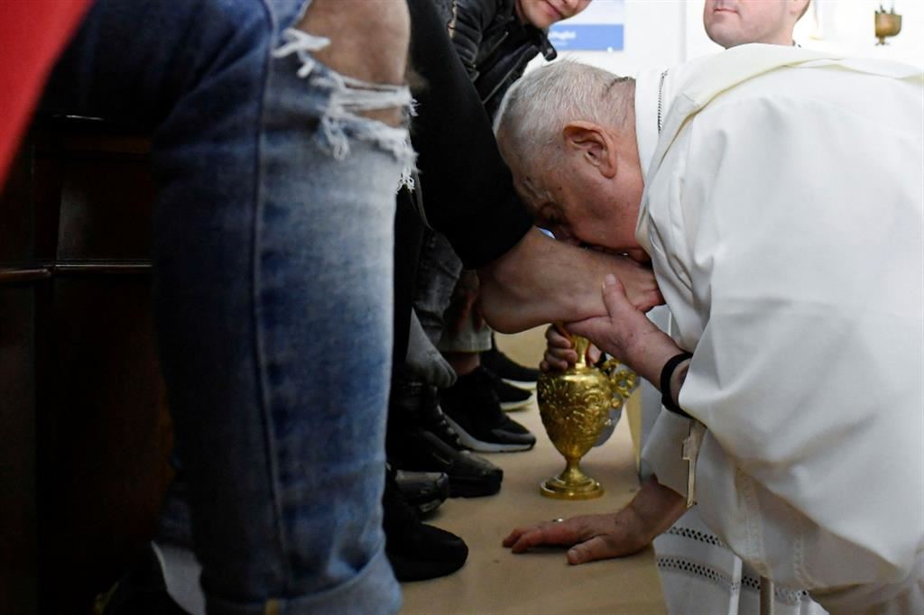 Papa Francesco bacia i piedi ai giovani detenuti di Casal del Marmo