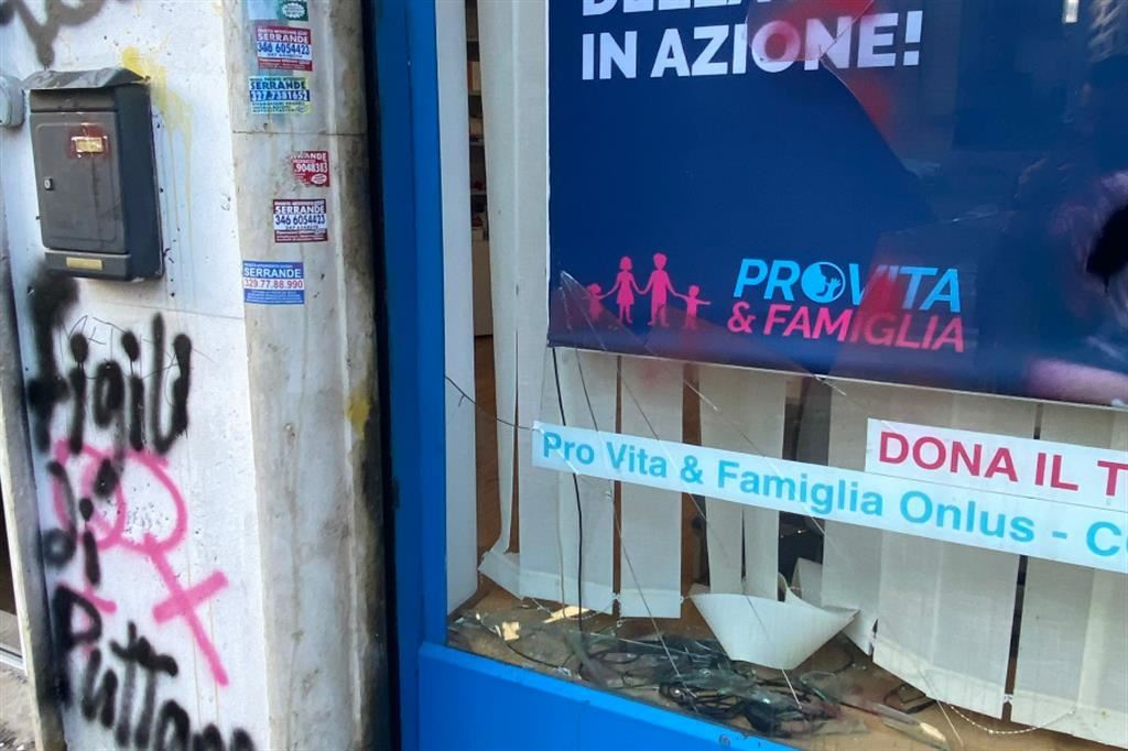 La vetrina distrutta della sede di "Pro Vita & Famiglia"