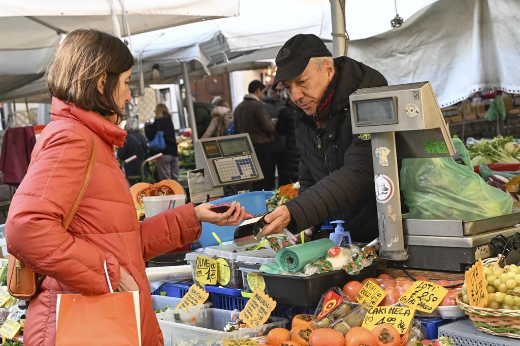 Al mercato come al discount, gli italiani cercano di risparmiare sulla spesa alimentare
