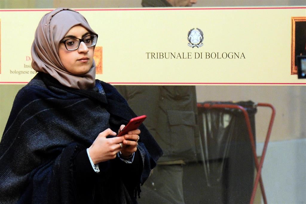 In Italia risale al 2018 il caso dell'avvocatessa praticante marocchina Asman Belfakir allontanata dall'aula dal presidente del Tar di Bologna perché indossava il velo islamico