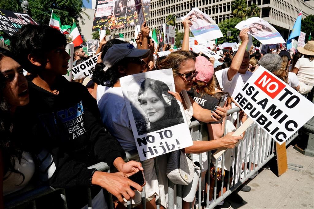 Una manifestazione di sostegno alla protesta iraniana a Los Angeles